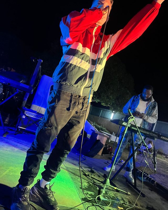 Chanteur, veste rouge, sur scène